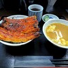 うなぎ 丸富 - ✽ ご飯少なめ（50円安い）なので、蒲焼きが少し沈んで見える。この豆腐のみそ汁（200円）と香の物が良い仕事するんです。