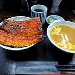 Unagi Marutomi - ✽ ご飯少なめ（50円安い）なので、蒲焼きが少し沈んで見える。この豆腐のみそ汁（200円）と香の物が良い仕事するんです。
