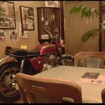 Restaurant Yajima - 店内に陳列されたHONDA CB750の勇姿！