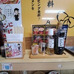 Ramen Toudai - 卓上の調味料の類い。