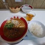 Ramen Toudai - 注文した「東大ラーメン　並」と、ランチタイムは無料サービスのライス。