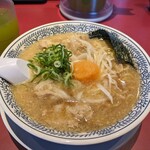 丸源ラーメン - お待たせしましたーと運ばれて来ました。全然待ってませーんと受け取りました。「肉そば」(￥759-税込)です。「『柚子おろし』をスープに溶いてお召しあがりください」との案内がありました。