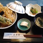 Tsubaki - 天丼。小鉢、お新香、みそ汁付き。