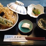 海石榴 - 天丼。小鉢、お新香、みそ汁付き。