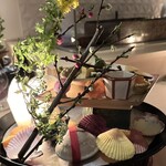 銀座 しのはら - 八寸:•玉子真薯、タラの芽とコゴミの胡麻ペースト、ホタルイカの燻製、菜の花の辛子味噌漬け• 金柑の茶巾絞り•庄内麩のチーズ挟み•サザエ、アワビ、タイラガイ•イイダコ、フキ、タイの子