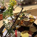 銀座 しのはら - 八寸:•玉子真薯、タラの芽とコゴミの胡麻ペースト、ホタルイカの燻製、菜の花の辛子味噌漬け• 金柑の茶巾絞り•庄内麩のチーズ挟み•サザエ、アワビ、タイラガイ•イイダコ、フキ、タイの子