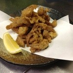 博多 とりお - 鶏皮のカリカリ揚げ。