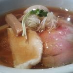 重厚な鶏出汁に鶏と豚のチャーシュー