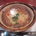 ロイヤルホスト - たまねぎとじゃがいもの洋食の『オニオングラタンスープ』