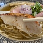 鴨と上州地鶏 中華そば 鷹 - 鯛の切り身は薄めですけど、バーナーで炙ってます。
            なかなか手が込んでますね♪