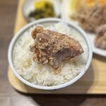 活み家 - 唐揚げオンザライス　サクじゅわで美味しい唐揚げです。