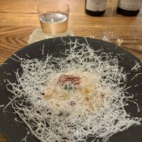 山地陽介 - 奄美大島・前川水産・アオリイカのカルボナーラ
                上からたっぷりのパルミジャーノレジャーノ
