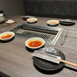 Wagyuu Yakiniku Nikuhachi - 2403_和牛焼肉 肉八 天満店_KANPAIコース(飲み放題付き)5,500円×4人_机。部屋の個室感。完璧です。