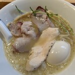 芛堂寺 - チャーシュー2種、味玉、穂先メンマ、刻み玉ねぎ、カイワレ