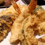 天吉 - 天ぷらは海老、イカ、カボチャ、茄子、ピーマン。イカは切込が細かく入れられていて食べやすい。