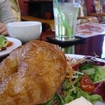 ウルワツカフェ - ランチのクロワッサンとサラダ