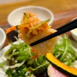 aer - 白身魚の揚げものには南蛮漬の甘酸っぱい野菜が添えられていて、さっぱりして美味しい(*´ڡ`●)♡ｳﾏ