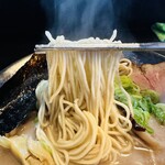 RAMEN HITONI YASASHIKU - 【こってり＝低加水ストレート細麺】