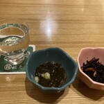 すし 波奈 - お通し+日本酒
