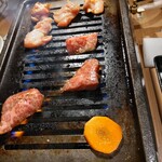 焼肉 もつ鍋 うしじま - 焼けるのを待つのも楽しい