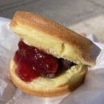 小池風流軒 - いちごジャム大判焼き。大判焼きにさらにジャムを詰め込み