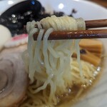 ラーメン いづる - さらり醤油　麺リフト