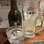 立ち飲み 竜馬 - コップに中の焼酎を移して飲みます