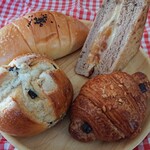 小さなパン屋 moitie - あん塩バターロール、りんごとクリームチーズのサンド     レーズンシュガー、チョコクロワッサン    