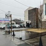 梅花亭 - 開店時間ちょうどに、お店に到着　※既に、行列しているのが見える