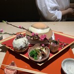 杦 - 八寸　手前は蛸の柔らか煮、右が鴨のロースト、梅の器、蛤の器を開けると