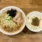 Nibo Shichuuka Soba Semmon Nibo Shimaru - 煮干そば ¥850 ＋ 鶏そぼろご飯 ¥200