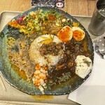 Botani： Curry - ボタニカレーとシュリンプカレーの合い掛けトッピング全部乗せ1辛　　スパイスが惜しみなく使われているのがわかります、旨い！