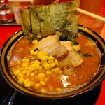 横浜家系ラーメン 大輝家 - デフォルトラーメンなんですが、コーンと極厚チャーシューは特別サンクス？