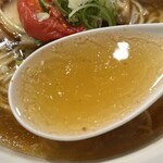 Craft Ramen BiT - コンソメらーめん(醤油)味玉入¥1100のスープ