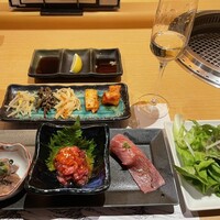 近江うし焼肉 にくTATSU 銀座店 - 前菜３種盛りとキムチ、ナムル、チョレギサラダ