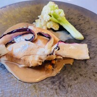 ラ・トゥーエル - ◆鶏胸肉、マディラソース、カリフラワー、菊芋グラタン