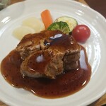 キッチン ブルー グローブ - 豚肩ロースポシェのアップ