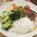 キッチン ブルー グローブ - 最後のご飯、サラダ、お新香、ワカメを乗せて