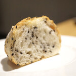 クラヤ カトウ - ・黒胡麻のバゲット