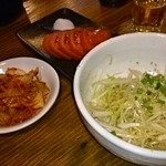 炭火焼肉スーパーホルモン - 白菜キムチ・トマトスライス・ネギサラダ(旨 (^﹏^)" )