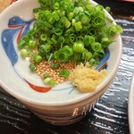 手打うどん かとう - 薬味　ネギ　生姜　ゴマ