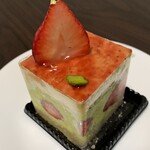 パティシエ・エイジ・ニッタ - 満天星（どうだん）苺のフレジェピスタチオ