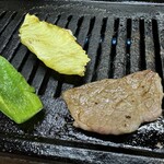 焼肉 初栄 - 一枚ずつじっくり焼いていきます