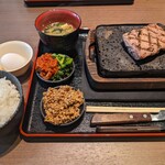 Kandouno Nikuto Kome - ロースのレギュラー　写真だと小さく見えるかもしれませんが、結構厚みもあって食べごたえあり。