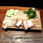 NATURAL TASTE - トッピングたち。＋赤豚炭火吊るし焼2枚（右側）