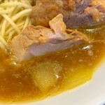 自家製麺 伊藤 - 黄金色のタマネギがスープに浮かぶ