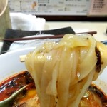 焼鳥倉沢屋 - 平べったいモチモチ麺