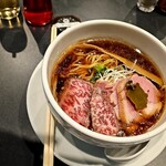 麺 MIZUNO - 次男坊が注文した鴨牛鶏ガラ醤油、ちょっと贅沢な1880円。スープはしっかり鶏ガラで、醤油辛すぎることもなく、コクを感じられて美味い。チャーシューの上に乗っている亀甲型のものは昆布か(歯応え殆どなし)？