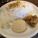 gopのアナグラ - ひよこ豆ペースト:すりおろしニンニクのパワー強。大根ピックル:旨い。どちらもスープに対しかなり味強だがクセになる旨さ。