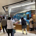 238049302 - 店前のお客さん達